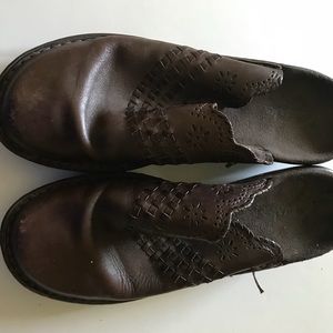 Leather clogs
